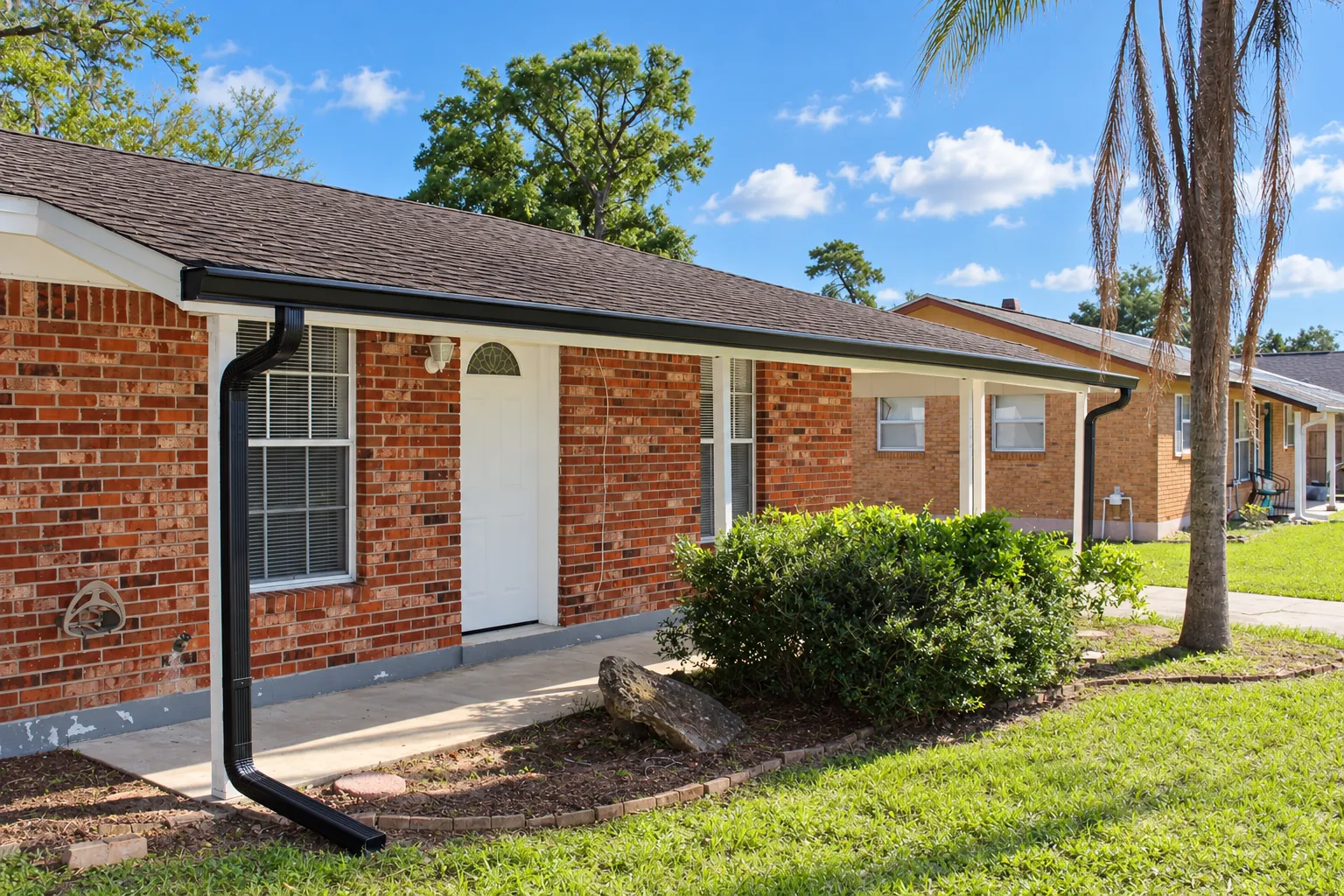 Seamless gutters and downspout on a brick home in Casselberry, FL