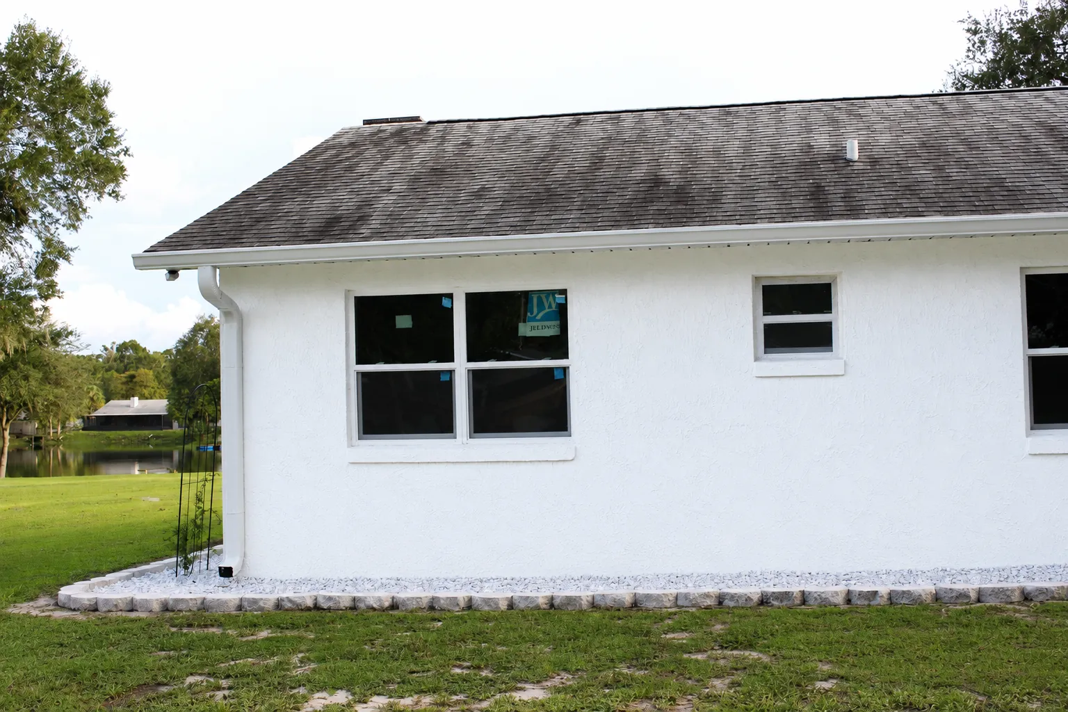 White seamless aluminum gutters on a single-story home in Oviedo, FL